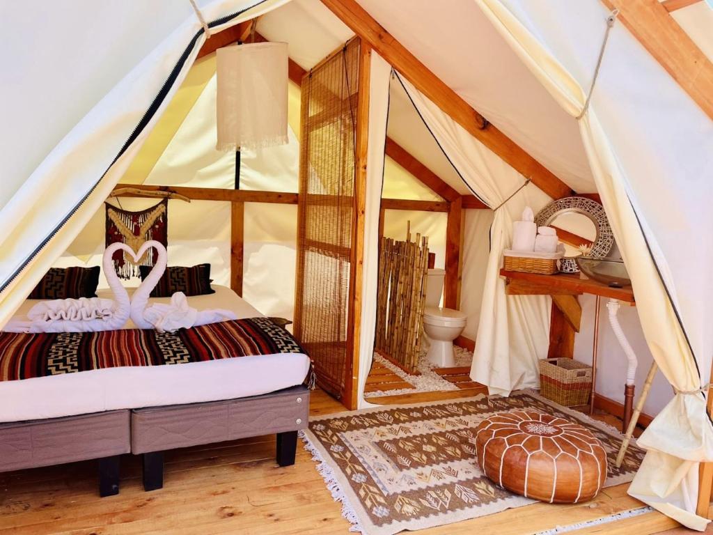 sypialnia z łóżkiem w namiocie w obiekcie La villa Glamping w mieście San José de Maipo
