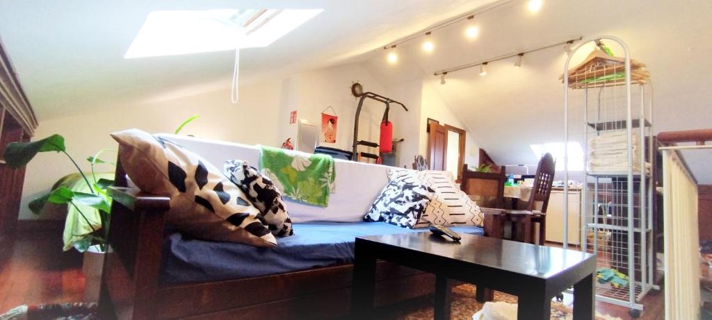 Castro-urdiales Apartamento compartido o entero في كاسترو أورديالس: غرفة معيشة مع أريكة وطاولة