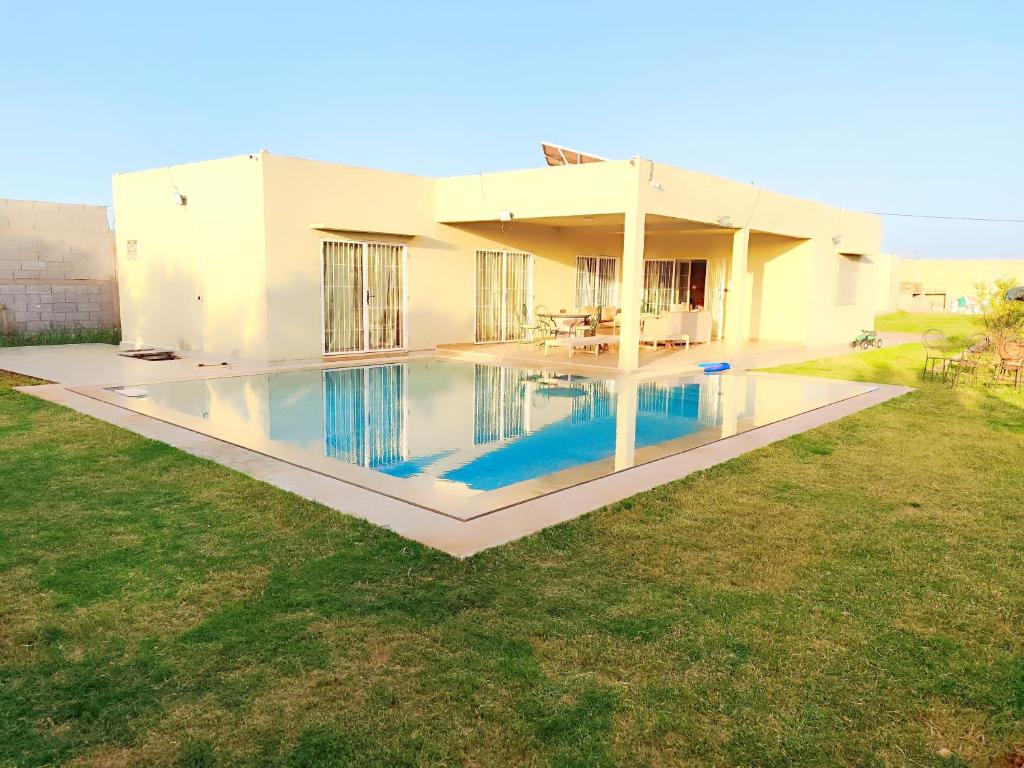 een huis met een zwembad in de tuin bij ferme privé avec piscine in Safi