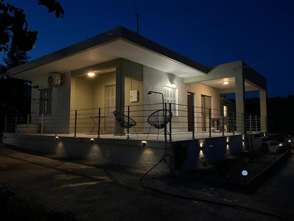 een gebouw met een balkon in de nacht bij Εξοχικό elia lakonias in Elia Laconias