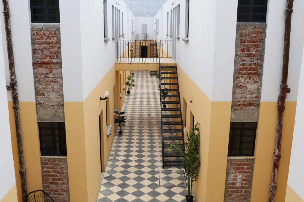 un pasillo vacío de un edificio con una escalera en WUER Arco de la Calzada, en León