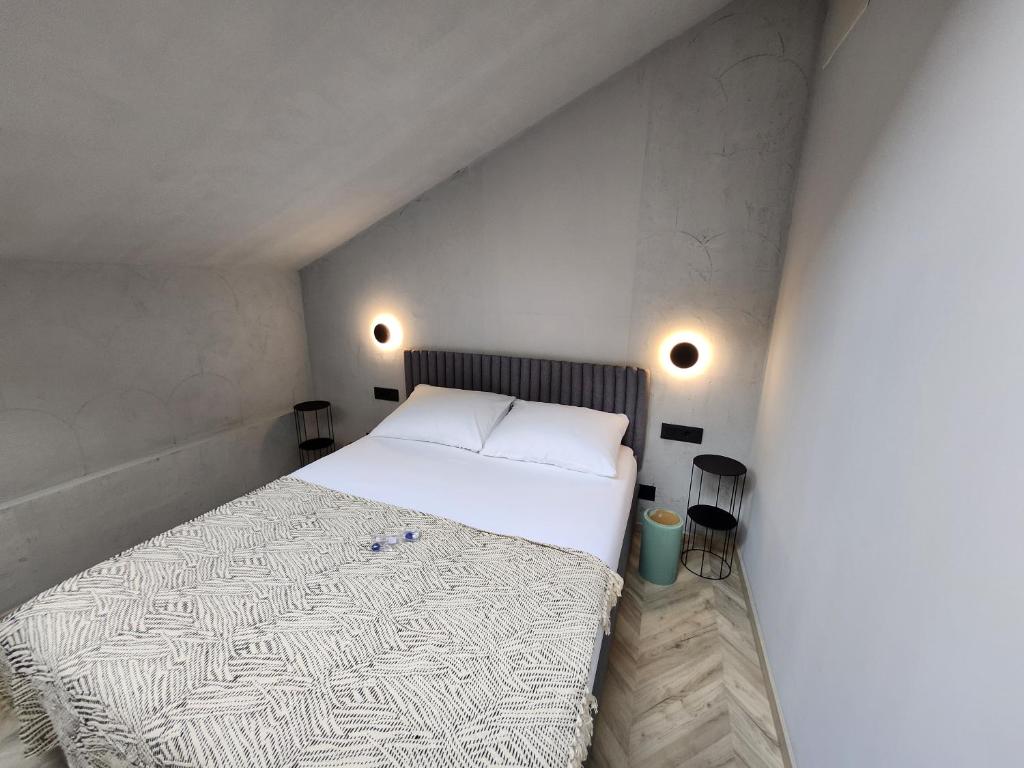 Postel nebo postele na pokoji v ubytování Hotel Amfiteatar