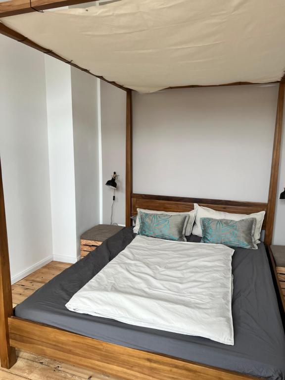 Bett mit blauer und weißer Bettwäsche und blauen Kissen in der Unterkunft Zentrale Altbau-Wohnung mit Charme in Hannover