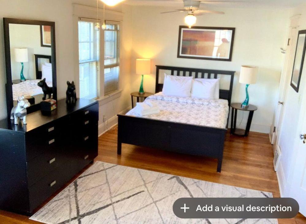 um quarto com uma cama e uma cómoda em The House Hotels - Thoreau 2 em Lakewood