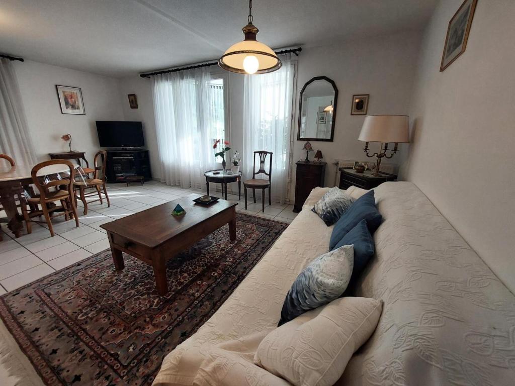 un salon avec un canapé et une table dans l'établissement Résidence La Cerisaie - Très spacieux et confortable pour ce bel appartement ! MAE-2441, à Aix-les-Bains