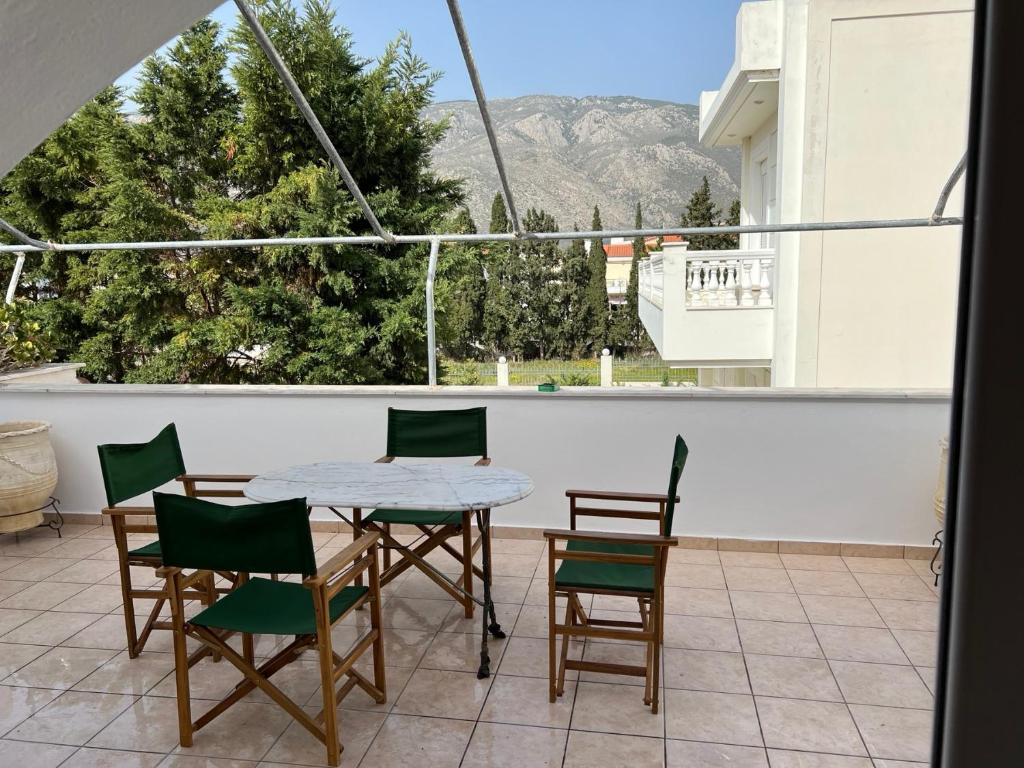 Una mesa y sillas en un patio con vista. en Casa di mare, en Loutraki