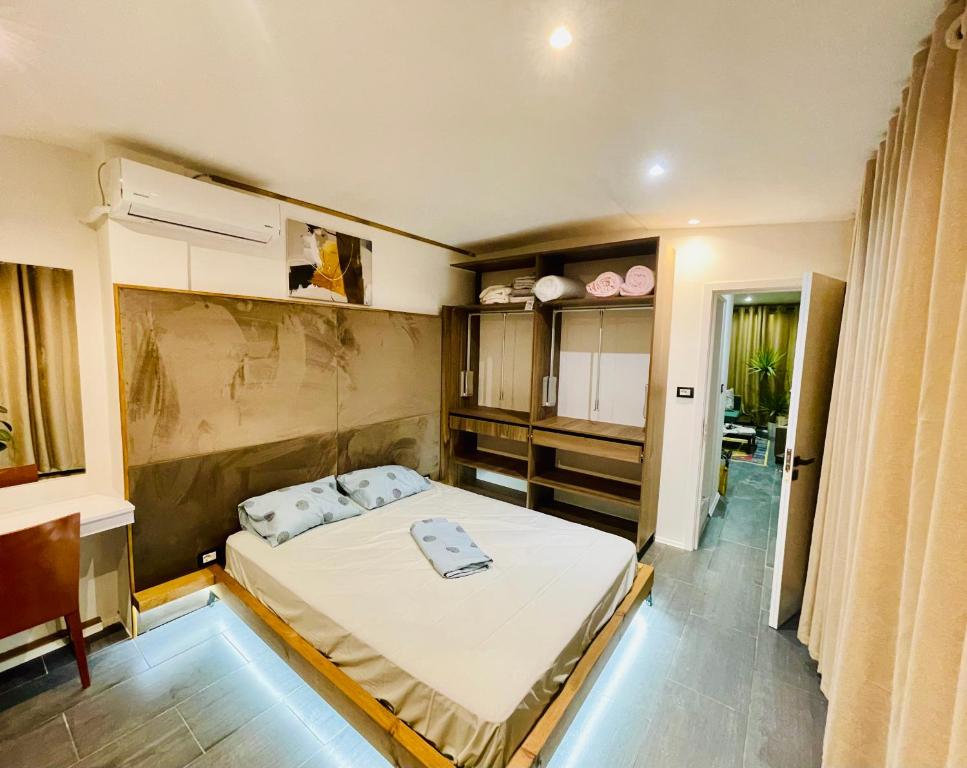een kleine slaapkamer met een bed in een kamer bij Beus home in Durrës