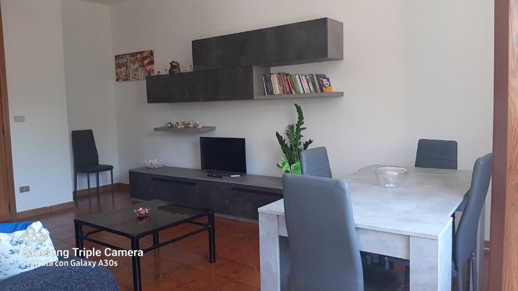 een woonkamer met een tafel en een eetkamer bij casa Dany in Perugia