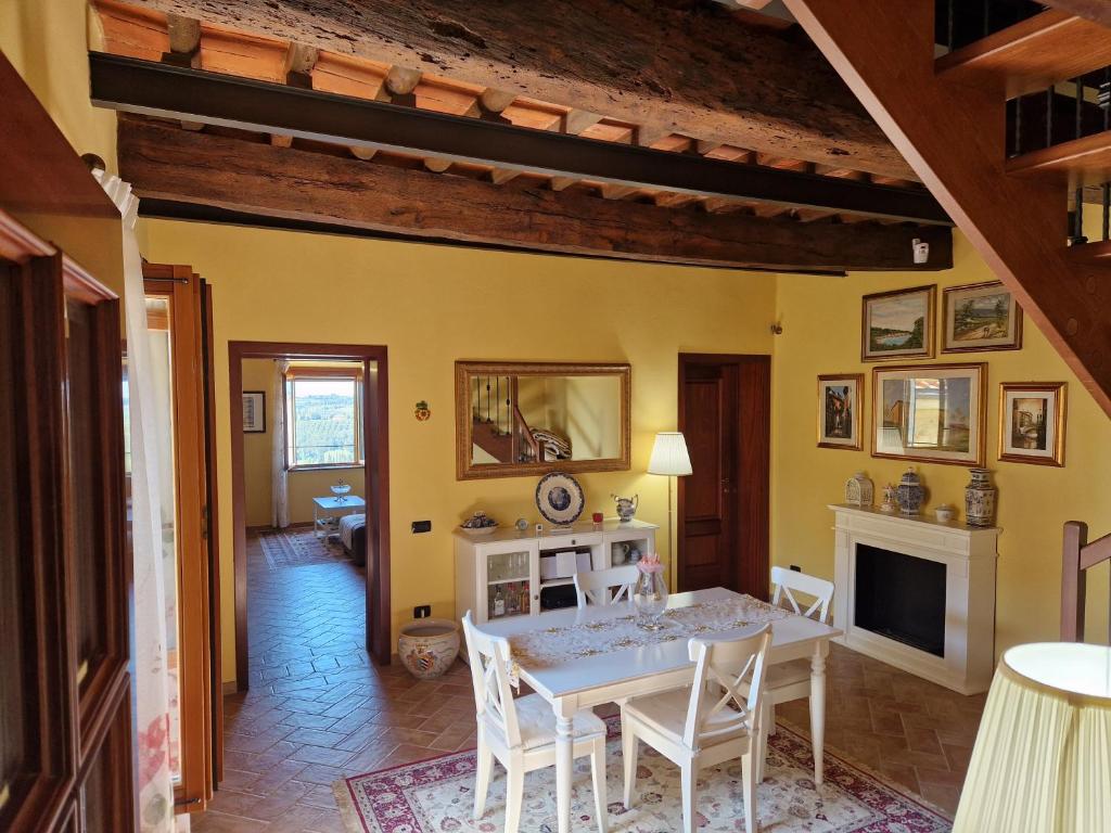 ein Esszimmer mit einem weißen Tisch und Stühlen in der Unterkunft Peccioli - The Tuscany Nest in Peccioli