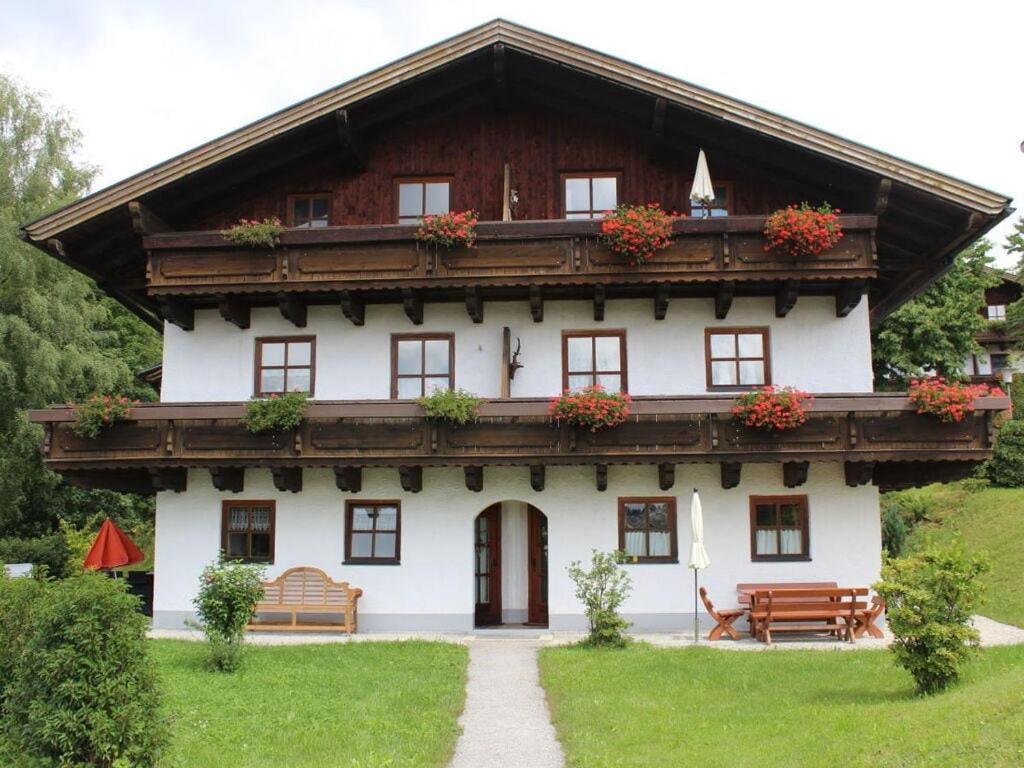 a white house with flowers on the roof at Haus Staffelberg App 802 in Freudensee