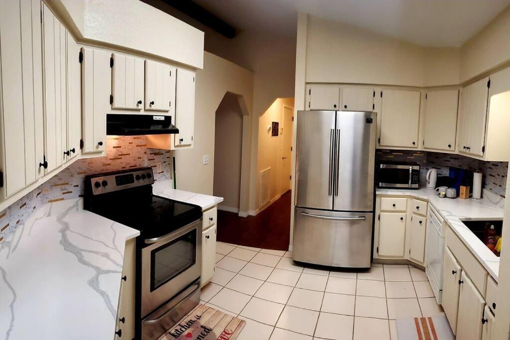 Η κουζίνα ή μικρή κουζίνα στο Eclectic Ranch Style Home - Sleeps 12