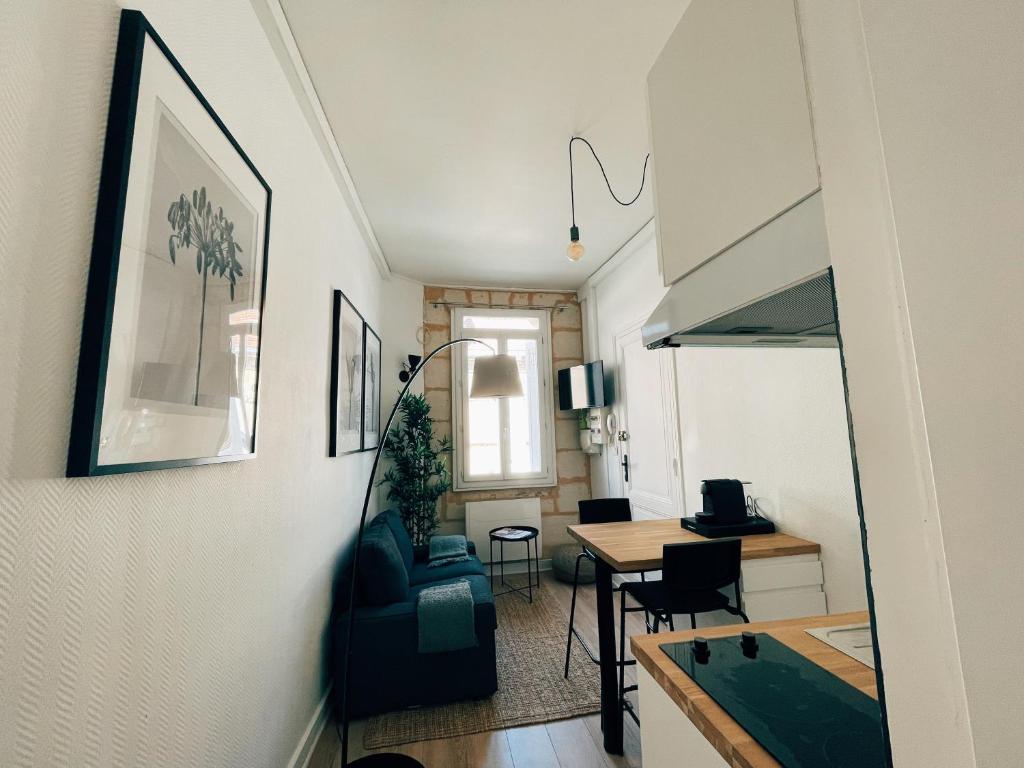 ein Wohnzimmer mit einem Tisch und einem Esszimmer in der Unterkunft Respire Bordeaux in Bordeaux
