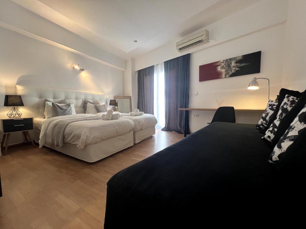Habitación de hotel con 2 camas y ventana en Allure Athens Urban Suites, en Atenas