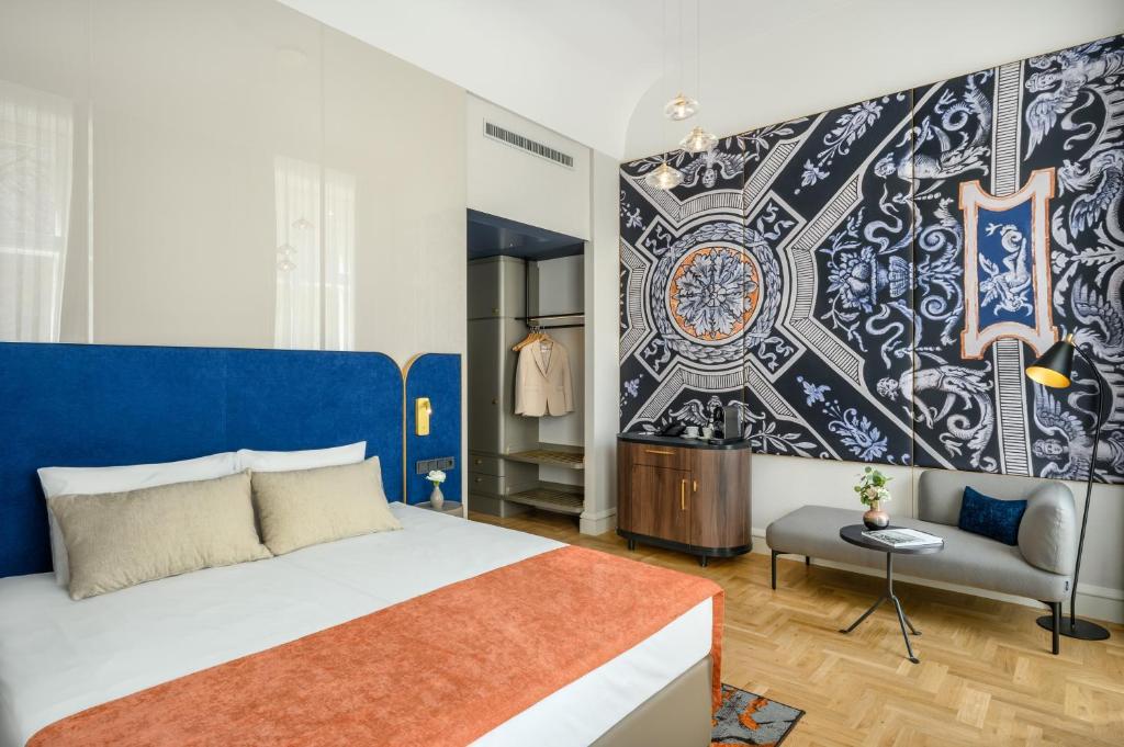 um quarto com uma cama grande e uma parede azul em Hotel Moments Budapest by Continental Group em Budapeste