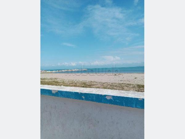 een uitzicht op een strand met de oceaan op de achtergrond bij VIP Tunisia in La Goulette