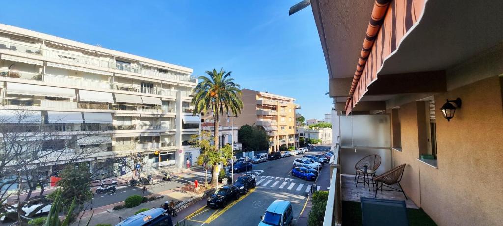 une vue d'une rue de la ville depuis un bâtiment dans l'établissement Studio belle terrasse 2min des plages, à Cannes