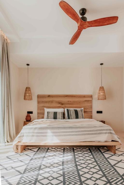 Posteľ alebo postele v izbe v ubytovaní Ostrako Beachside Suites