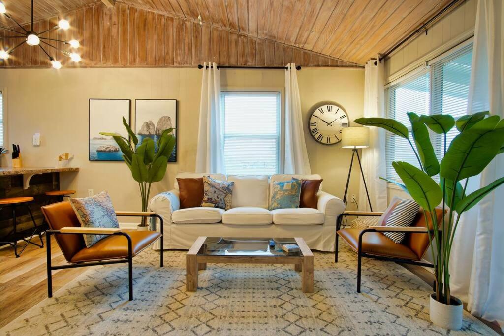 Ruang duduk di Serenity Sol ※ Surfside Charmer Near Beach & Jetty