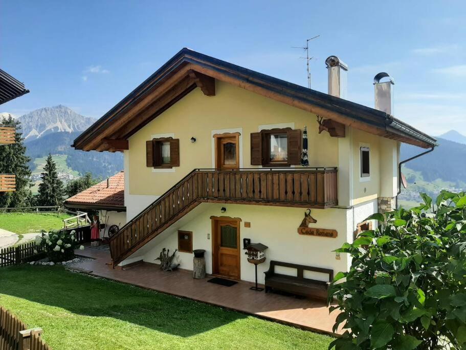 a small house with a balcony and a porch at Appartamento da Fabio - nel cuore delle Dolomiti in Danta