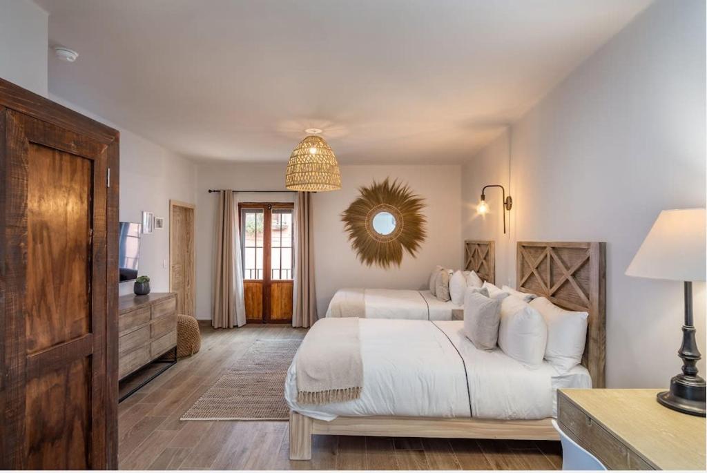 Cama ou camas em um quarto em Casa Pandurata, Double Queen Suite in Centro San Miguel