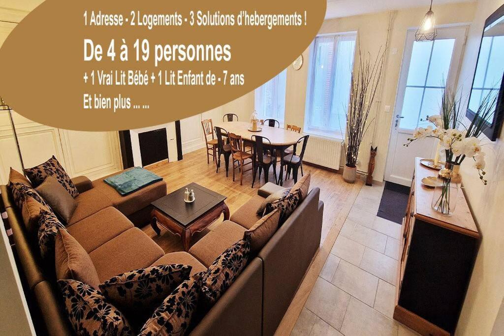 - un salon avec un grand canapé et une table dans l'établissement Le Grand Bourgeois, à Appoigny