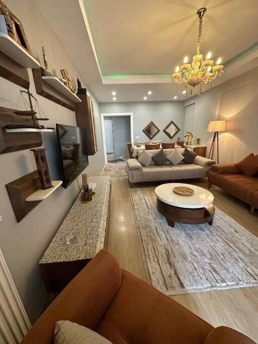 sala de estar con sofá y mesa en شقة باطلالة على البحر, en Estambul