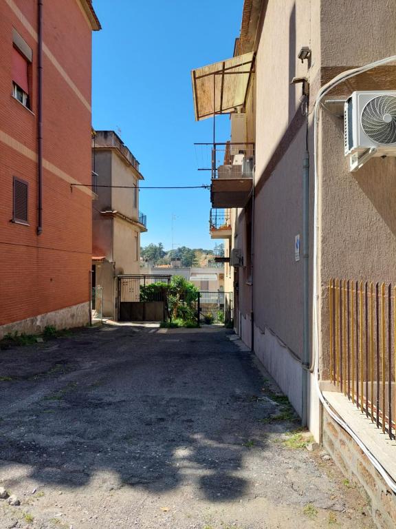 um beco vazio entre dois edifícios em Mary T House em Campagnano di Roma