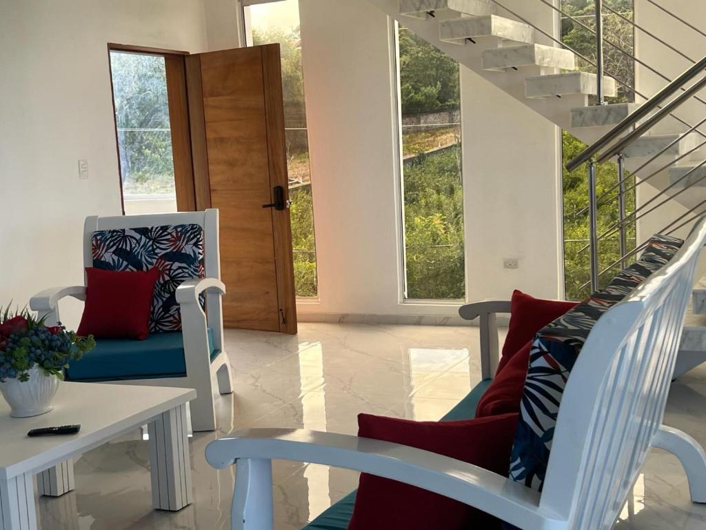 Posezení v ubytování Luxury Beach Front Villa with Private pool and stunning Ocean View!