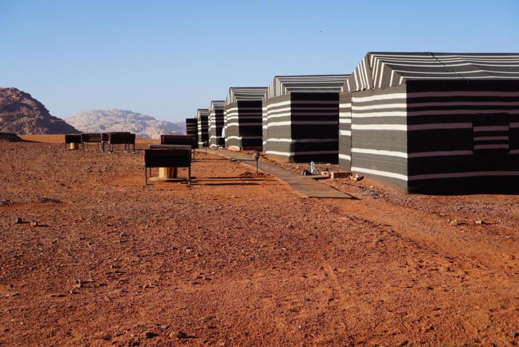 eine Reihe schwarzweißer Gebäude in der Wüste in der Unterkunft sunset camp&jeep tour in Wadi Rum
