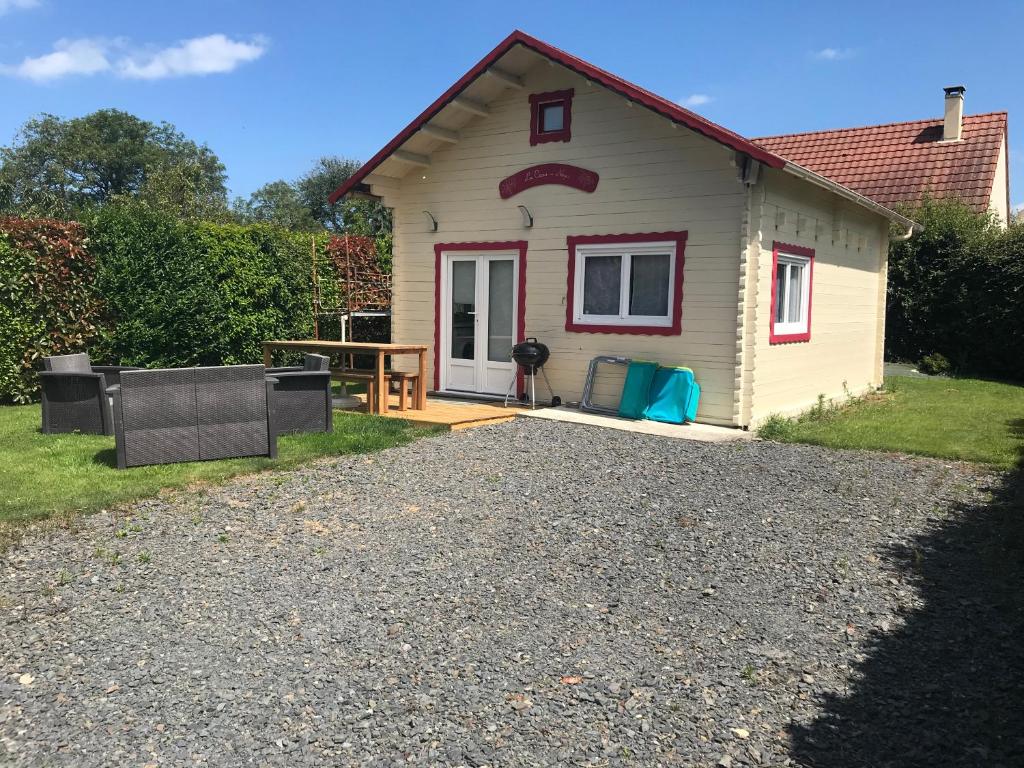 une petite maison avec une table de pique-nique et un grill dans l'établissement La casa noya sur la route du débarquement d omaha beach, à Le Grand-Hameau