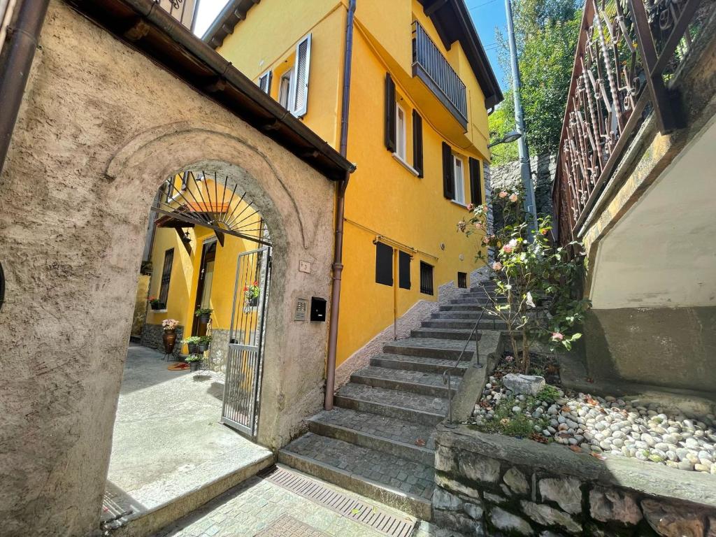an entrance to a building with an arch and stairs at Dream Holiday in Argegno