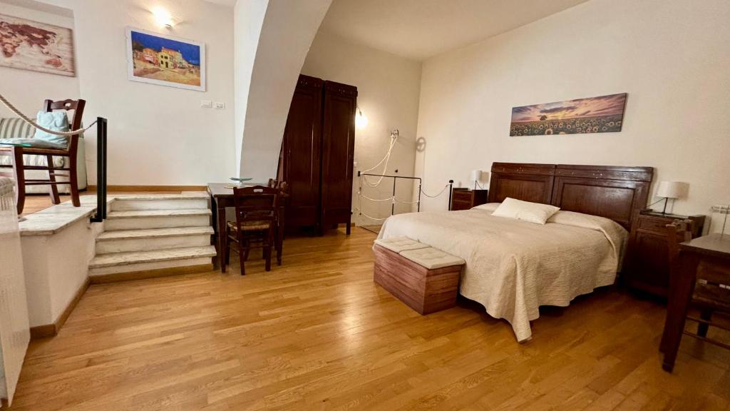 - une chambre avec un lit, une table et un escalier dans l'établissement Casa Gialla, à Canino