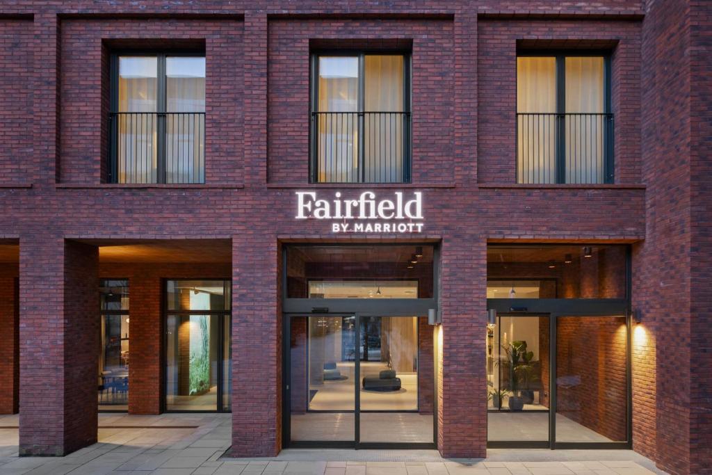Fairfield by Marriott Copenhagen Nordhavn في كوبنهاغن: مبنى من الطوب عليه علامة