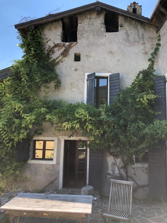 ein Gebäude mit einer Bank davor in der Unterkunft Seeblick und offener Kamin - Casa di Florian in Tremosine sul Garda