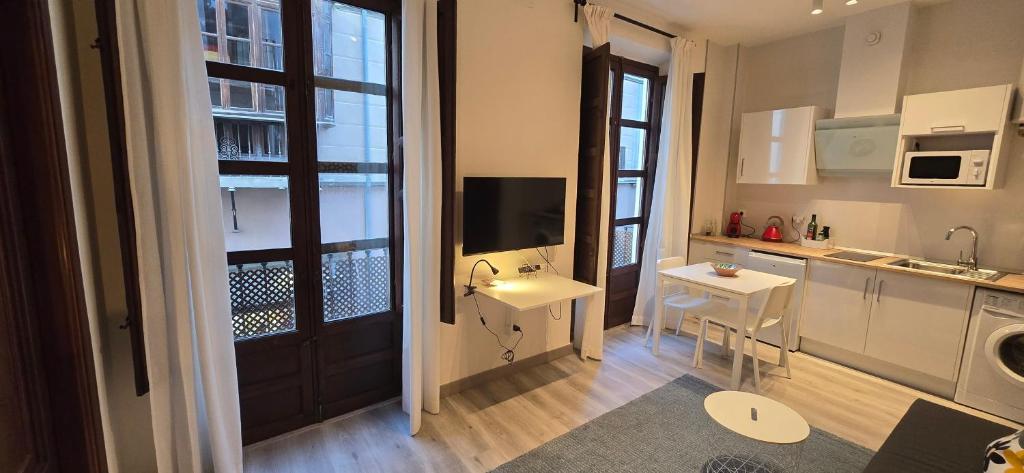 eine kleine Küche mit einem Waschbecken und einer Tür in der Unterkunft Apartamento Casa Ruan Albaicín, Las Bernardas in Granada
