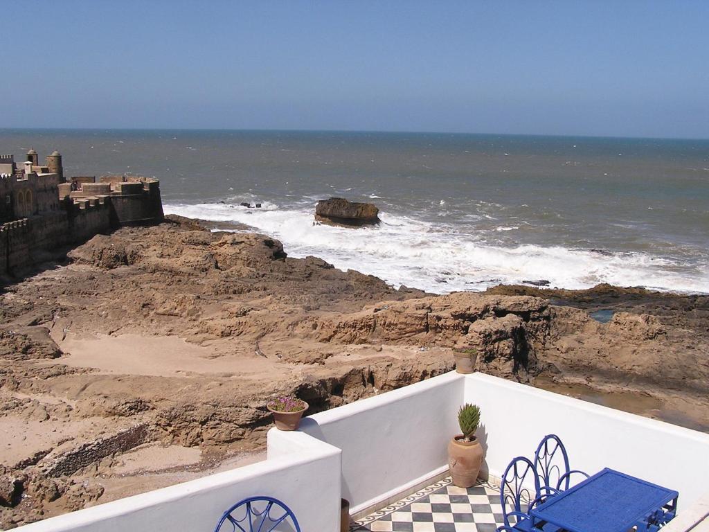 una vista sull'oceano dal balcone di una casa di Dar Al Bahar a Essaouira