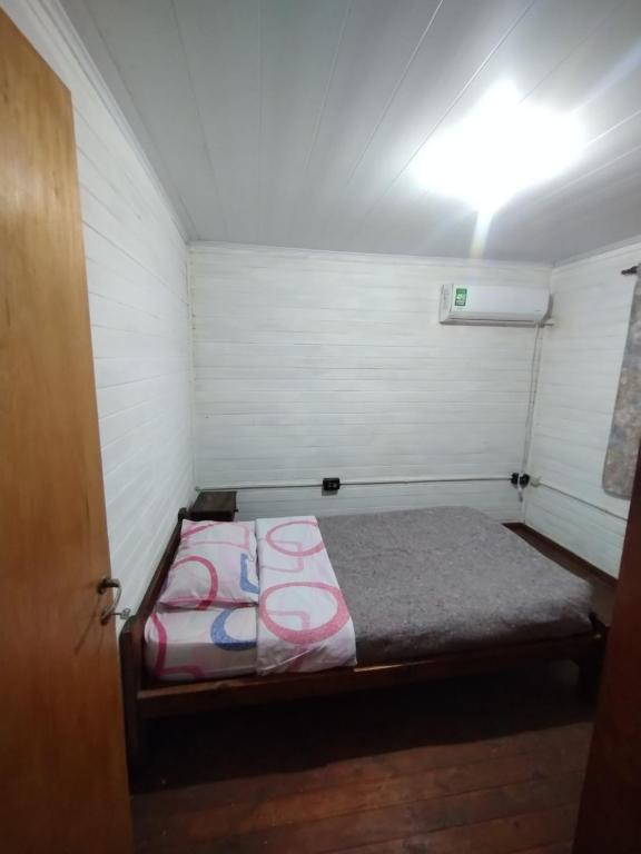 La cabaña في كونسيبسيون ديل أوروغواي: غرفة صغيرة بها سرير وضوء