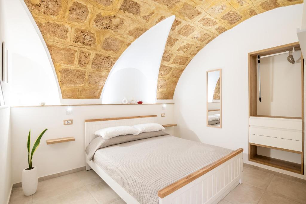 - une chambre avec un lit et 2 plafonds voûtés dans l'établissement Sweet Hospitality - Apartments l Ferret24, à Alghero