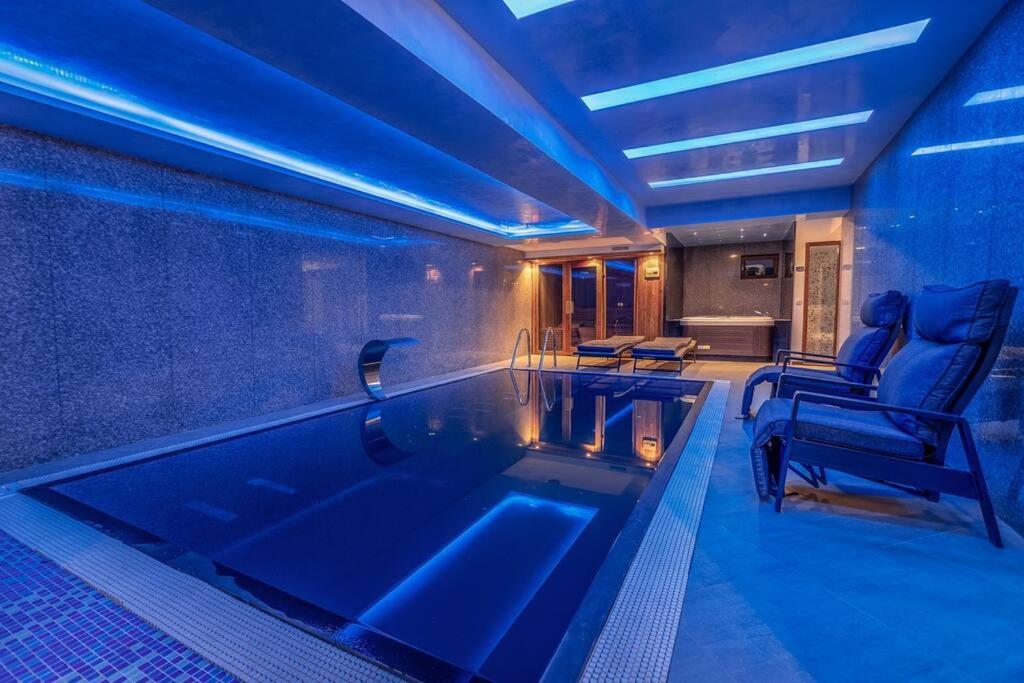 בריכת השחייה שנמצאת ב-Luxurious Villa in Prevalla או באזור