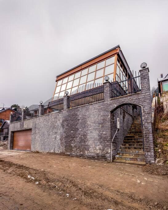 Budova, kde se vila nachází