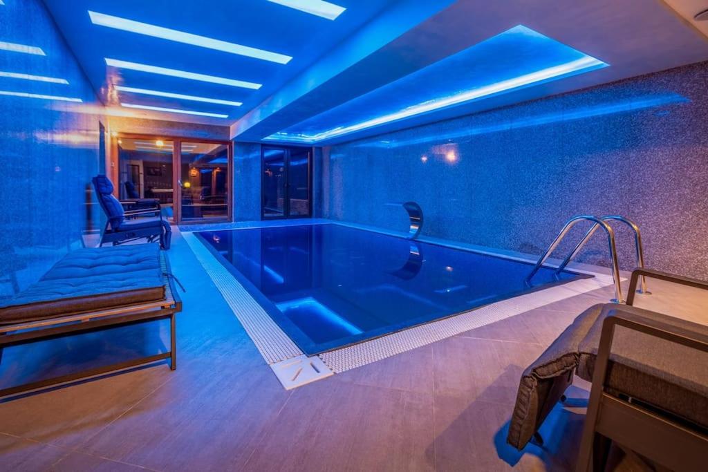 Bazén v ubytování Luxurious Villa in Prevalla nebo v jeho okolí