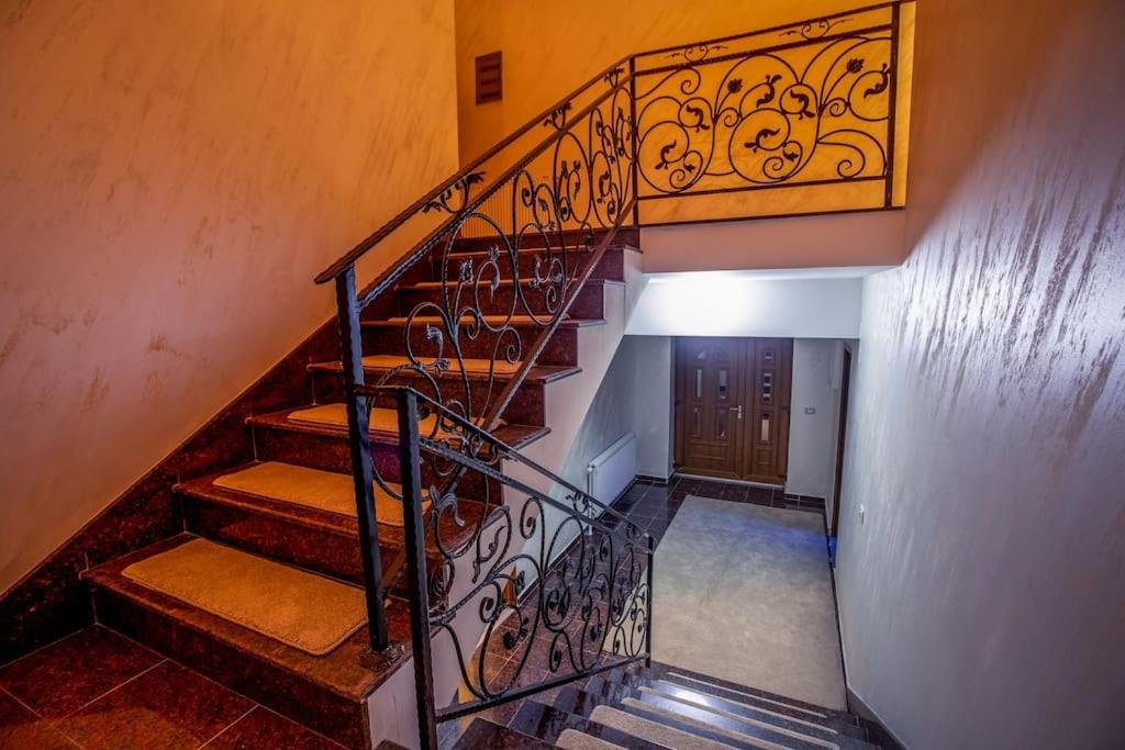 Fotografie z fotogalerie ubytování Luxurious Villa in Prevalla v destinaci Prevallë