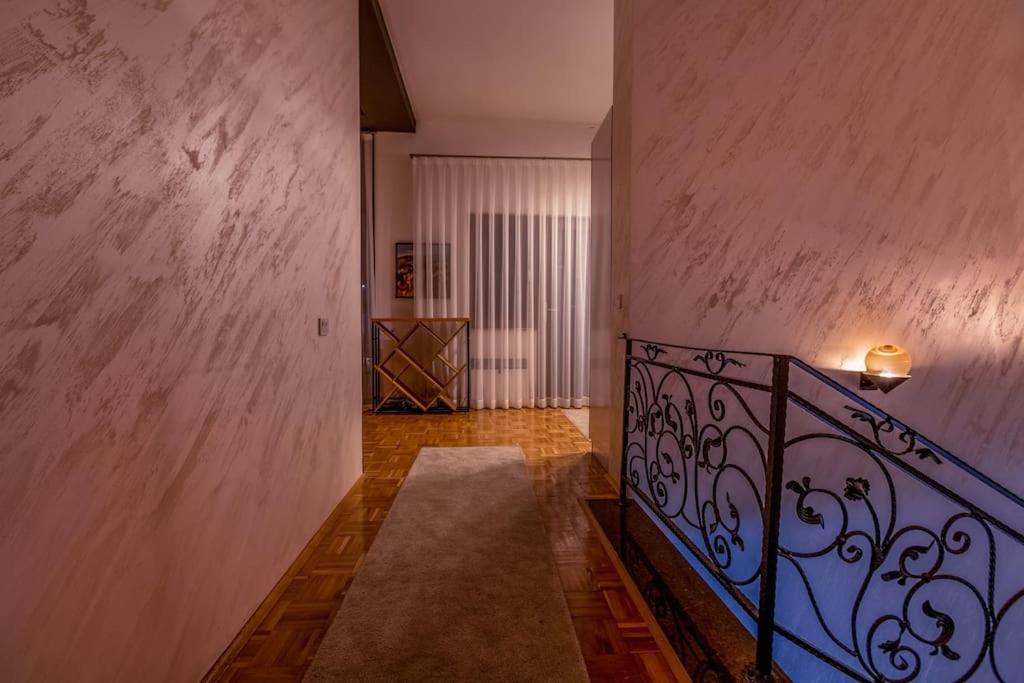 Postel nebo postele na pokoji v ubytování Luxurious Villa in Prevalla