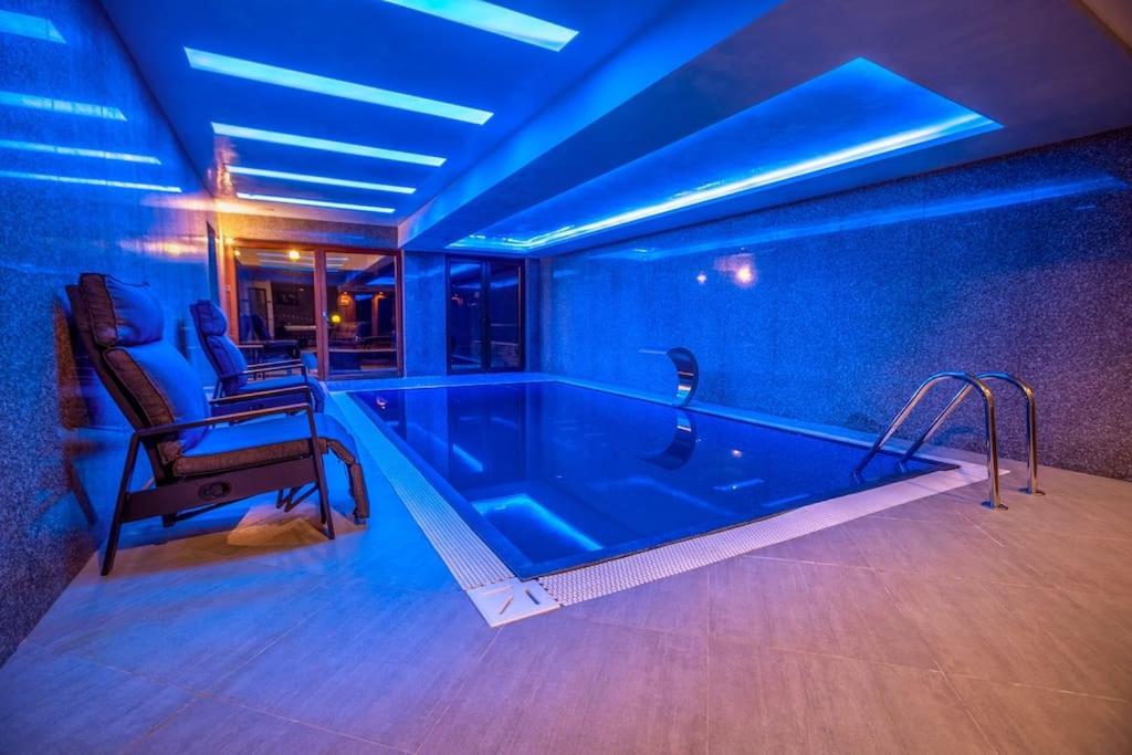 Bazén v ubytování Luxurious Villa in Prevalla nebo v jeho okolí