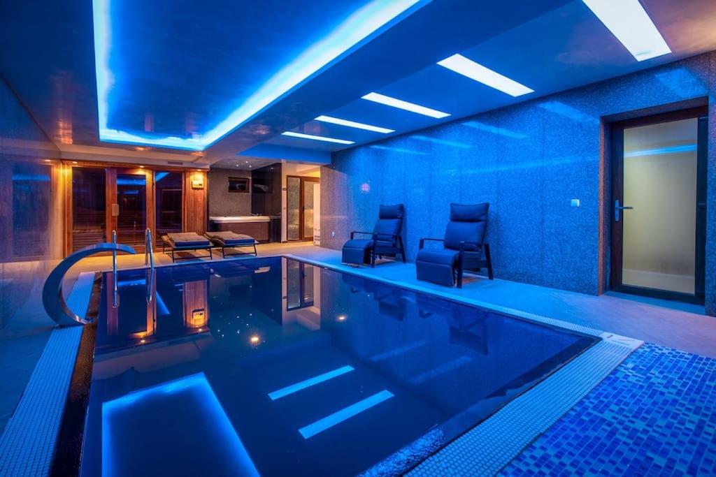 Bazén v ubytování Luxurious Villa in Prevalla nebo v jeho okolí