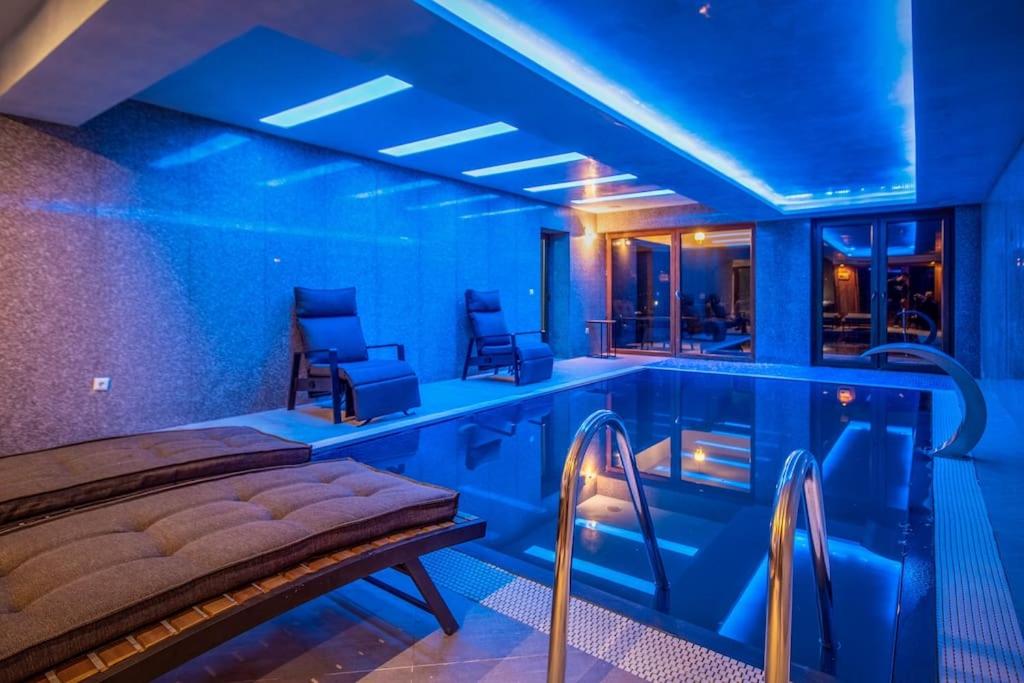 Bazén v ubytování Luxurious Villa in Prevalla nebo v jeho okolí