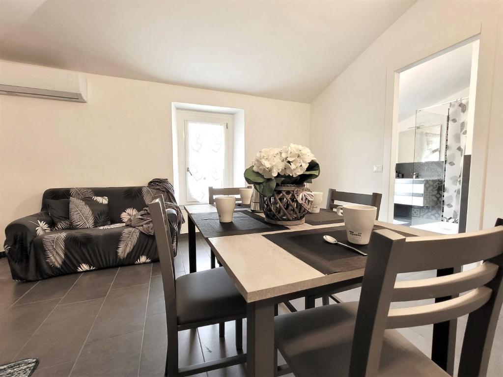 La casa di Ale في إندين جياناو: غرفة طعام مع طاولة وأريكة