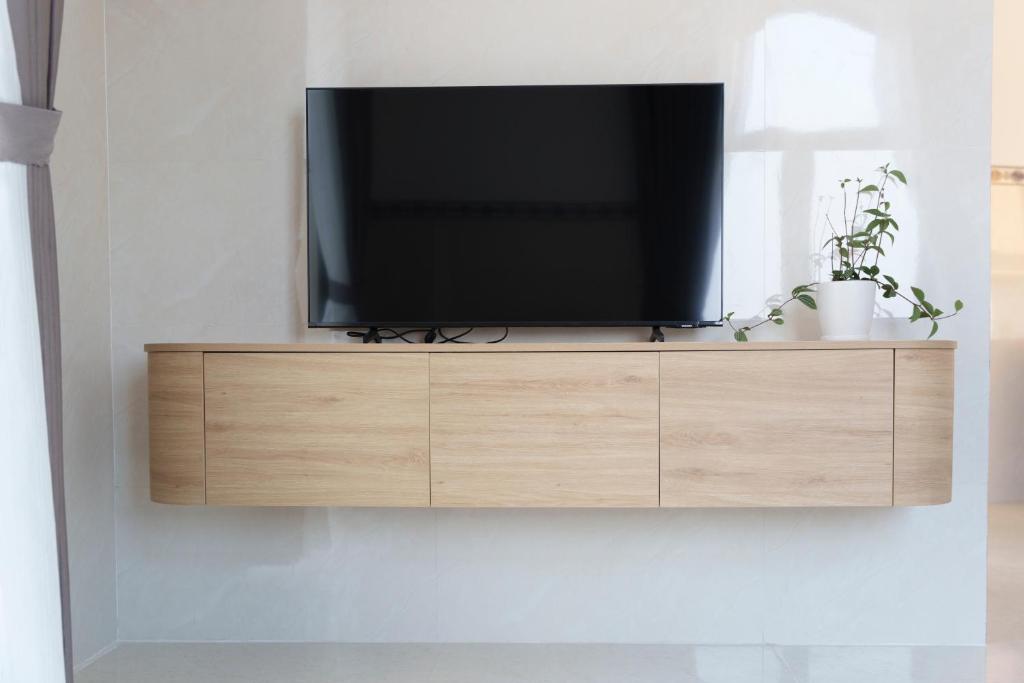 TV a/nebo společenská místnost v ubytování Serene Stay