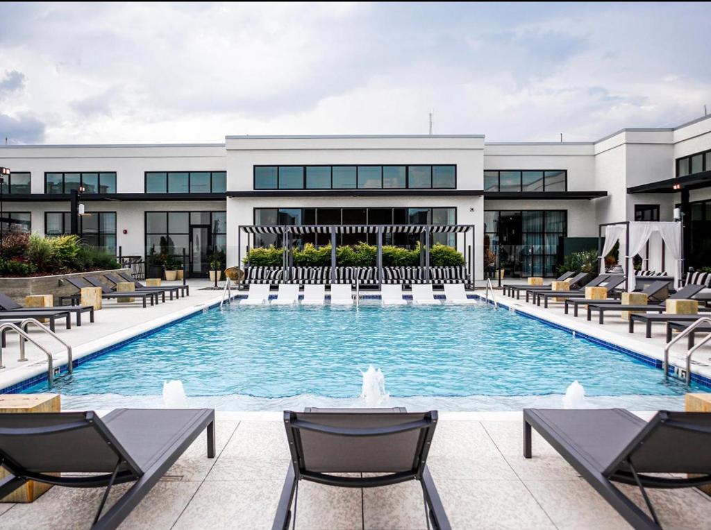 亞特蘭大的住宿－Cozy Sophisticated Stay 1Bed 1Bath! Luxurious Pool, Fitness, Coffeehouse & more!，大楼前的大型游泳池