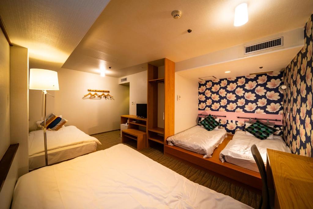 Postel nebo postele na pokoji v ubytování New Osaka Hotel